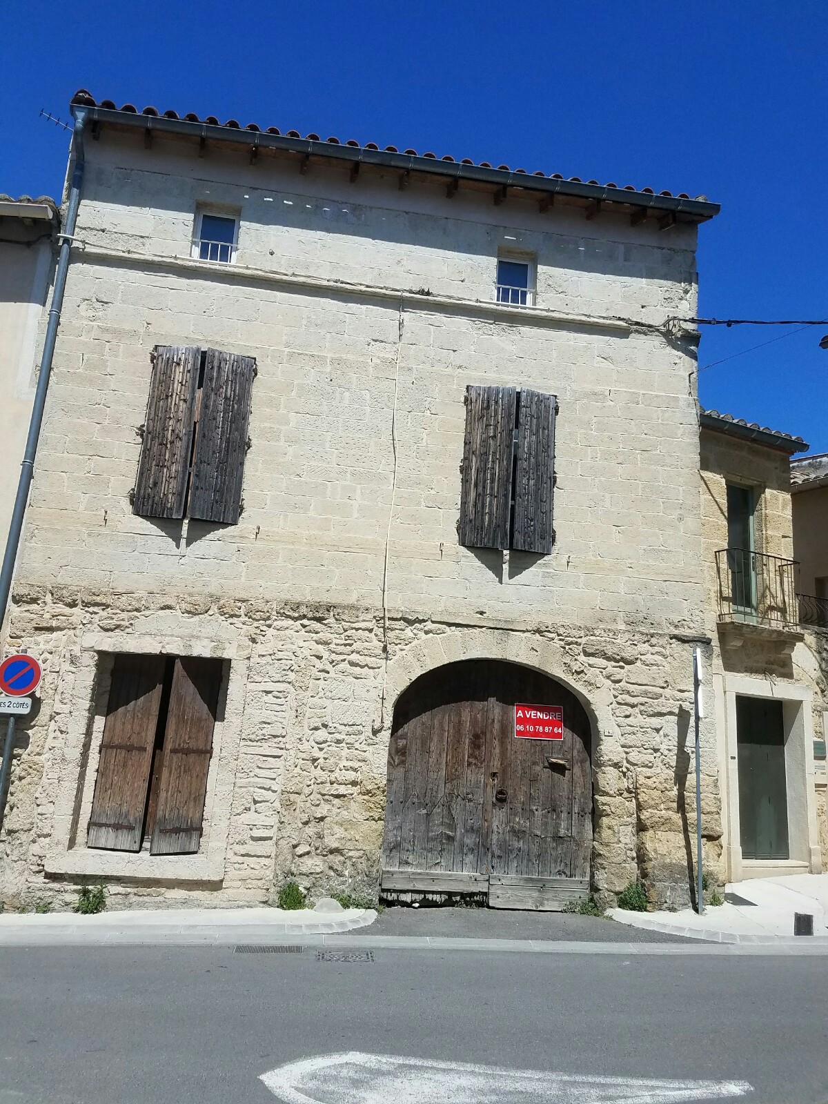 Façade en pierre de l’ensemble immobilier à Aigues-Vives