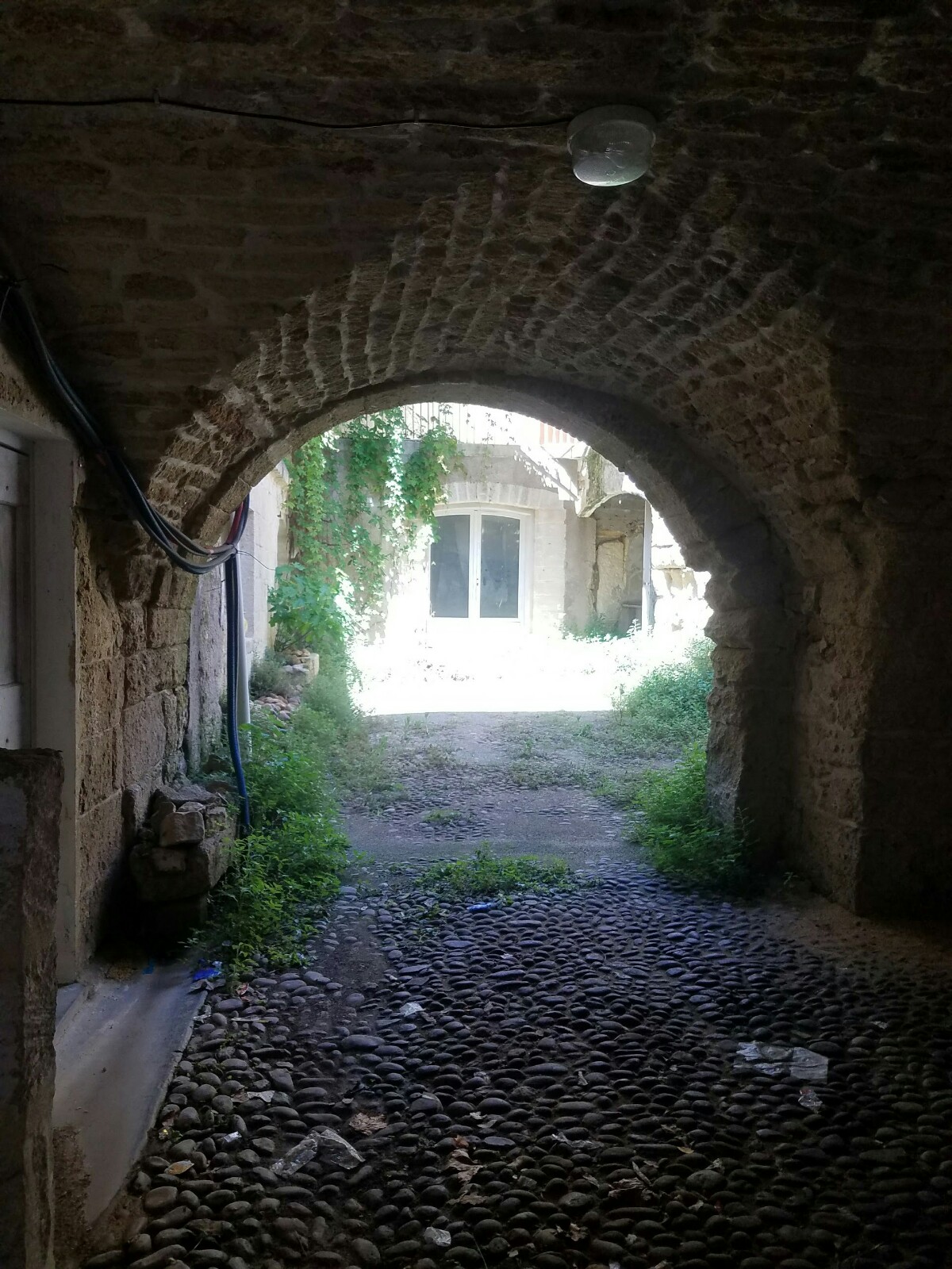 Passage voûté de la réalisation à Aigues-Vives